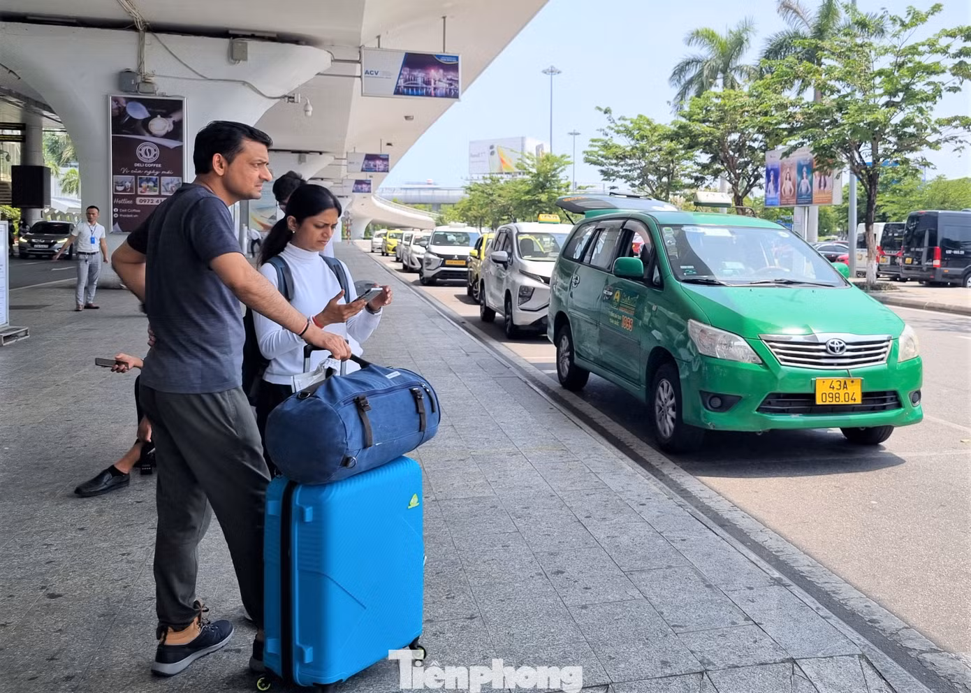 Xe dịch vụ nối dài phía trước chờ đón khách. Theo Cảng hàng không quốc tế Đà Nẵng, dịp lễ này sẽ đón khoảng 700 chuyến bay tới với hơn 87.000 lượt khách.