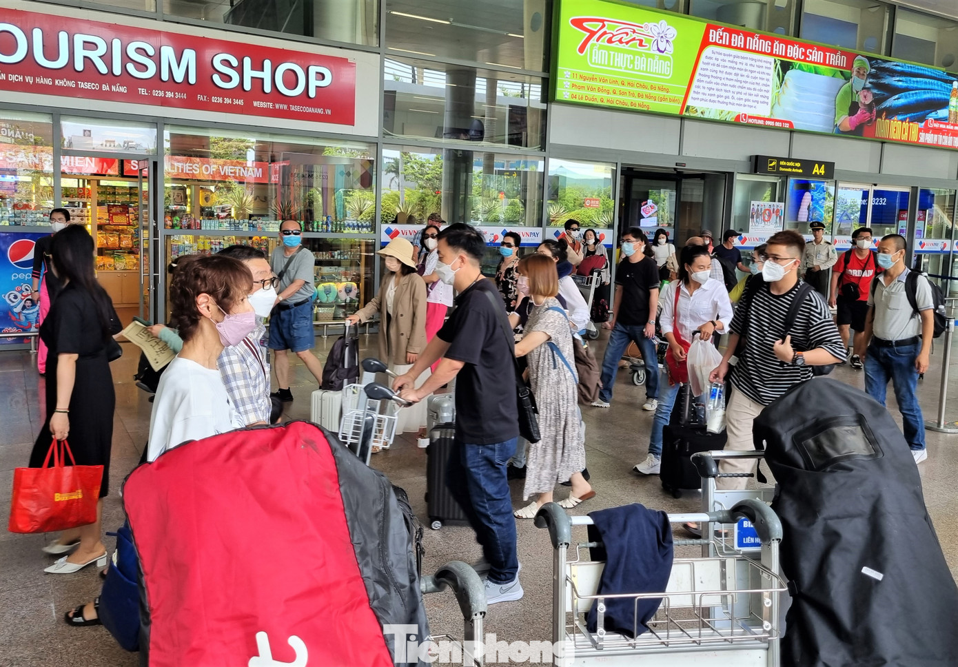 Tại nhà ga quốc nội Đà Nẵng, các chuyến bay nối tiếp nhau hạ cánh, du khách đổ ra sảnh đông đúc. Phần lớn đi theo nhóm hoặc gia đình.