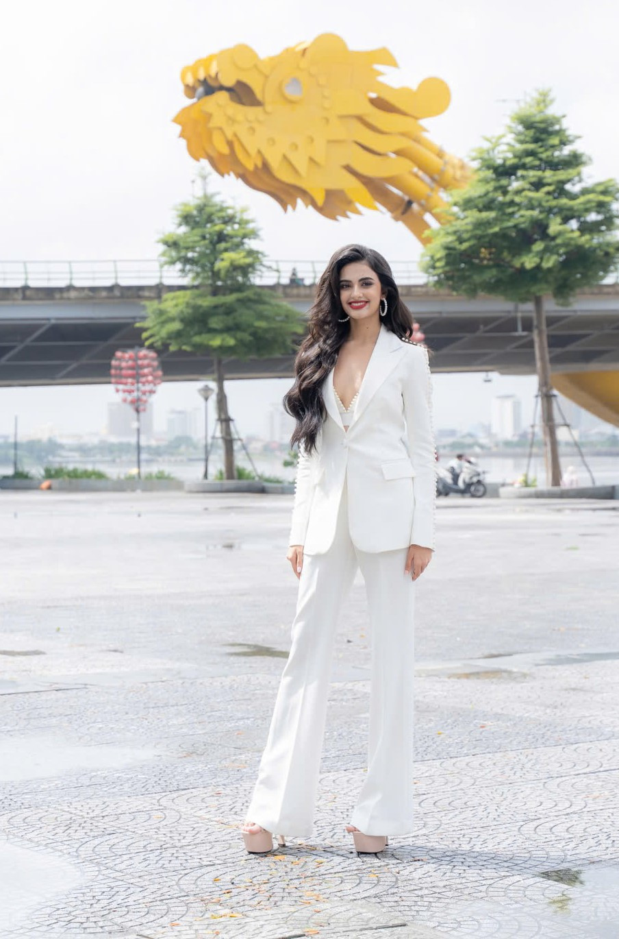 Hoa hậu Rhea Singha lưu trú tại một khách sạn ven biển Đà Nẵng trong nhiều ngày, tuy nhiên không phải dịp cuối tuần nên không thể xem cầu Rồng phun lửa.