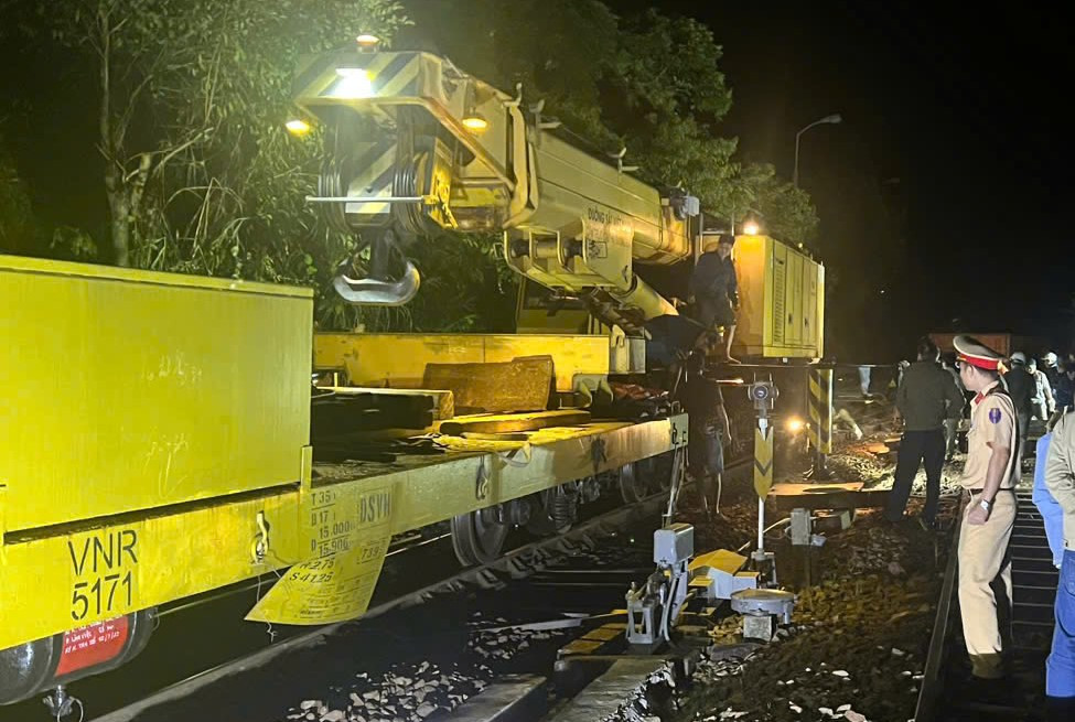 Các lực lượng chức năng có mặt tại hiện trường ngay sau khi xảy ra vụ việc. Các lực lượng chức năng có mặt tại hiện trường ngay sau khi xảy ra vụ việc.