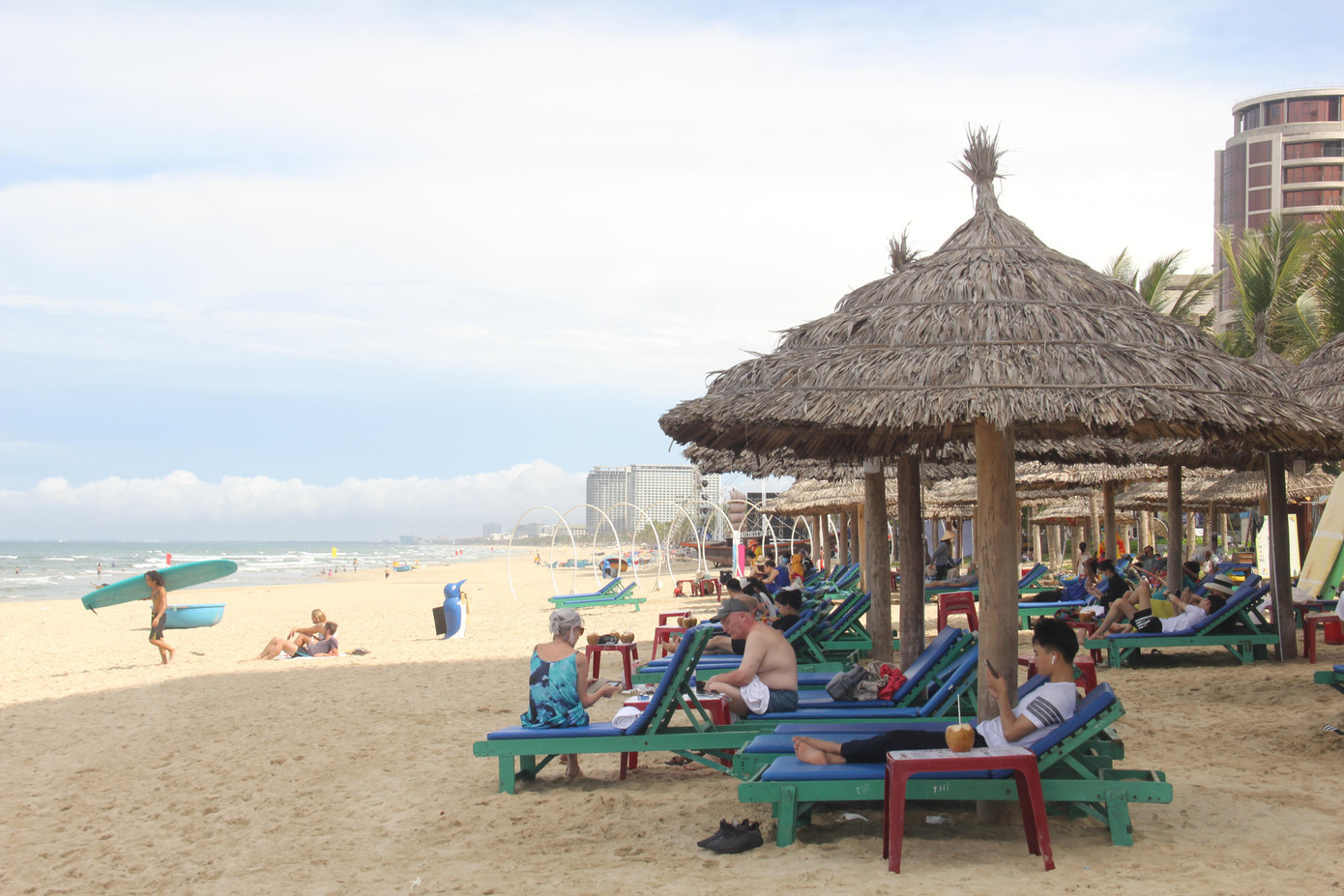 Các chòi nghỉ trên bãi đông khách từ sáng tới chiều tối. Ban quản lý Bán đảo Sơn Trà và các bãi biển du lịch bố trí tăng cường lực lượng trực đêm đến 21h30 từ bãi tắm Sao Biển đến bãi tắm Mân Thái.