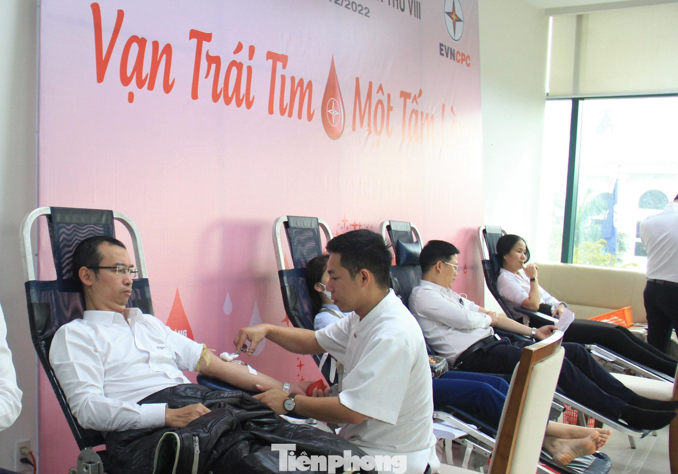 Tuần lễ hồng EVN năm nay diễn ra trong tháng 12 trên quy mô toàn quốc. Riêng tại các tỉnh miền Trung - Tây Nguyên, EVNCPC đã vận động được hơn 2.000 CBCNV, người lao động và khách hàng sử dụng điện, người dân đăng ký tham gia hiến máu tình nguyện tiếp nhận hơn 2.300 đơn vị máu. Chương trình Tuần lễ hồng EVN do Tập đoàn Điện lực Việt Nam khởi xướng được tổ chức từ năm 2015, diễn ra thường niên.