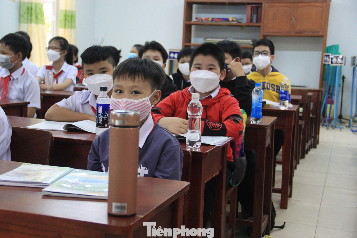 Mỗi em mang theo một bình nước riêng. Mỗi em mang theo một bình nước riêng.