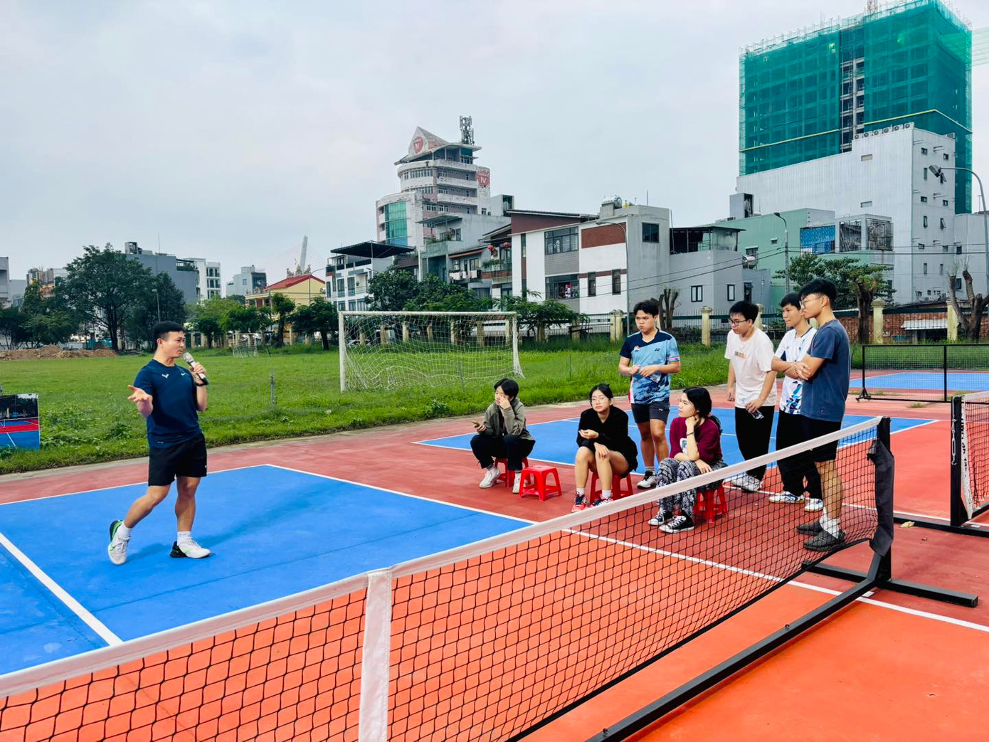 Các em học sinh nghe hướng dẫn chơi pickleball. Các em học sinh nghe hướng dẫn chơi pickleball.