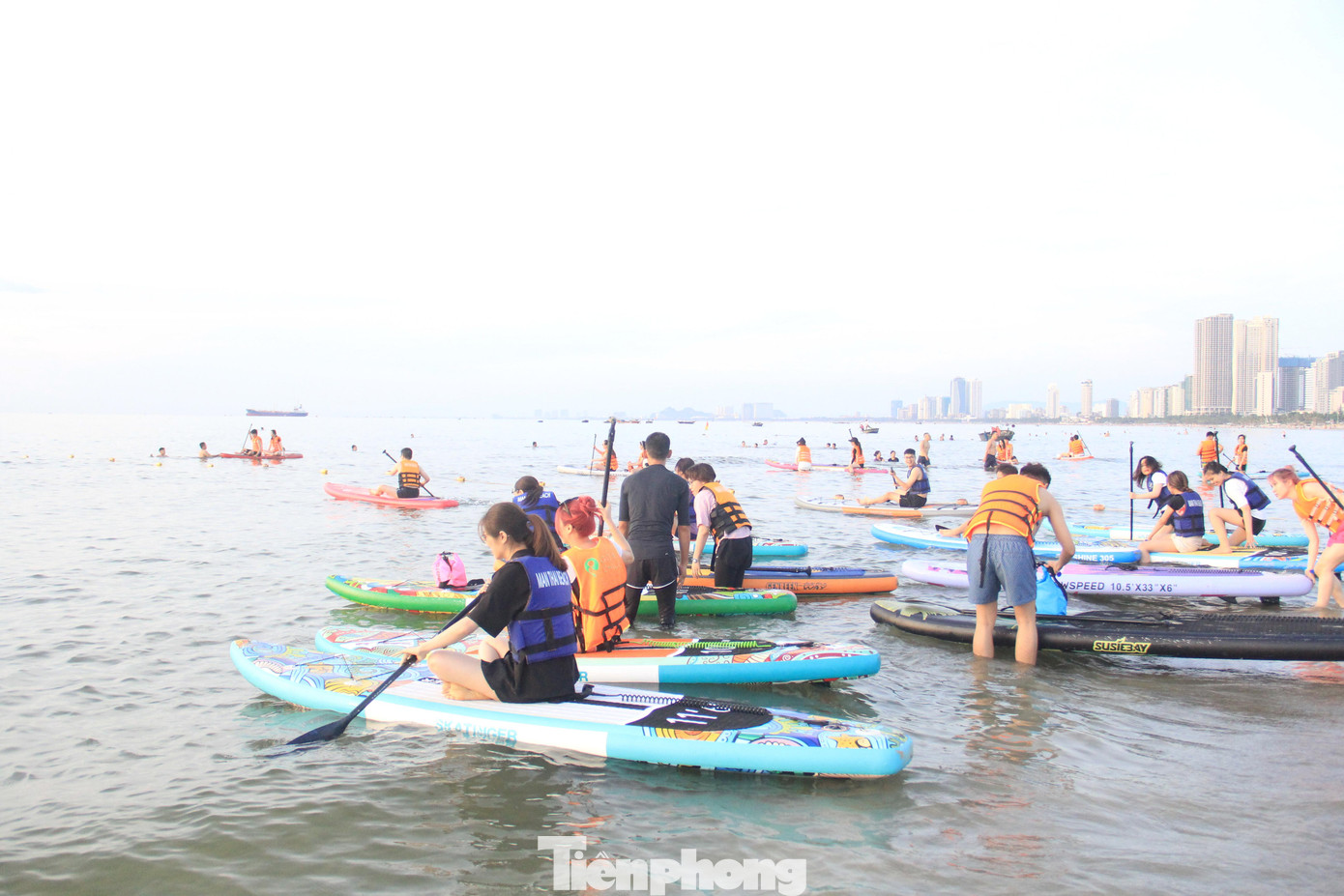 Bãi biển Mân Thái hơn 5h sáng đã tấp nập. Ngoài những bạn trẻ sinh sống ở thành phố, còn có rất nhiều du khách cũng tìm tới trải nghiệm này.