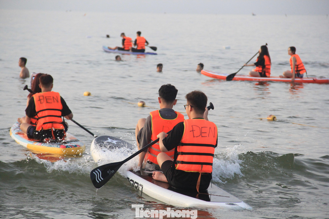 Những chiếc SUP nối nhau ra xa. Bãi biển Mân Thái là địa điểm để các tín đồ SUP quy tụ về vui chơi, trải nghiệm do ít sóng, gió.