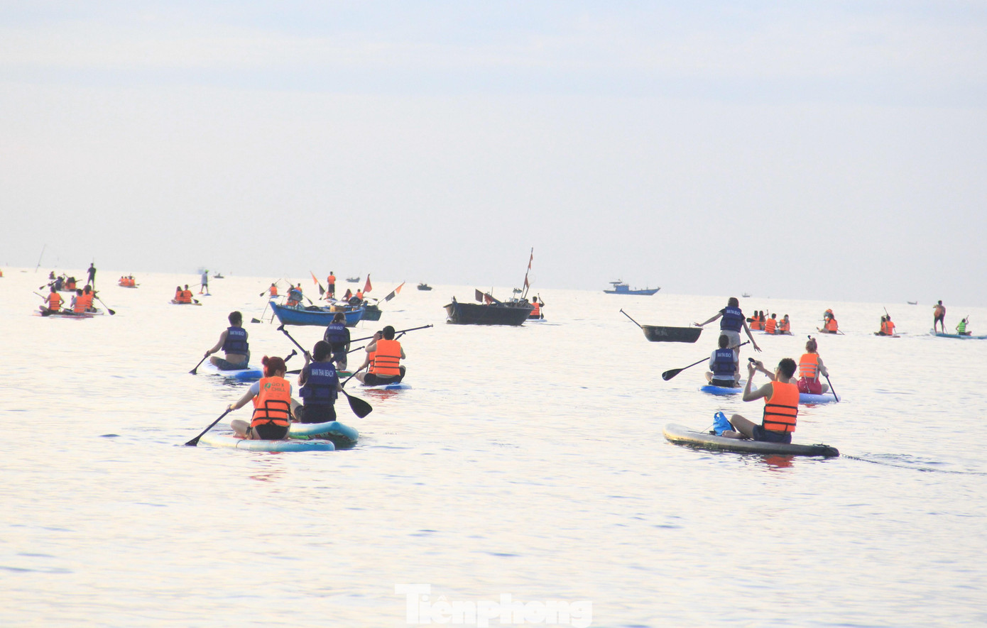 Những chiếc SUP chèo trong phạm vi từ bờ ra khoảng 1,2km. Luôn luôn có những huấn luyện viên đi kèm. Họ là những người có chứng chỉ bơi lội, cứu hộ, từng tham gia các môn thể thao dưới nước....