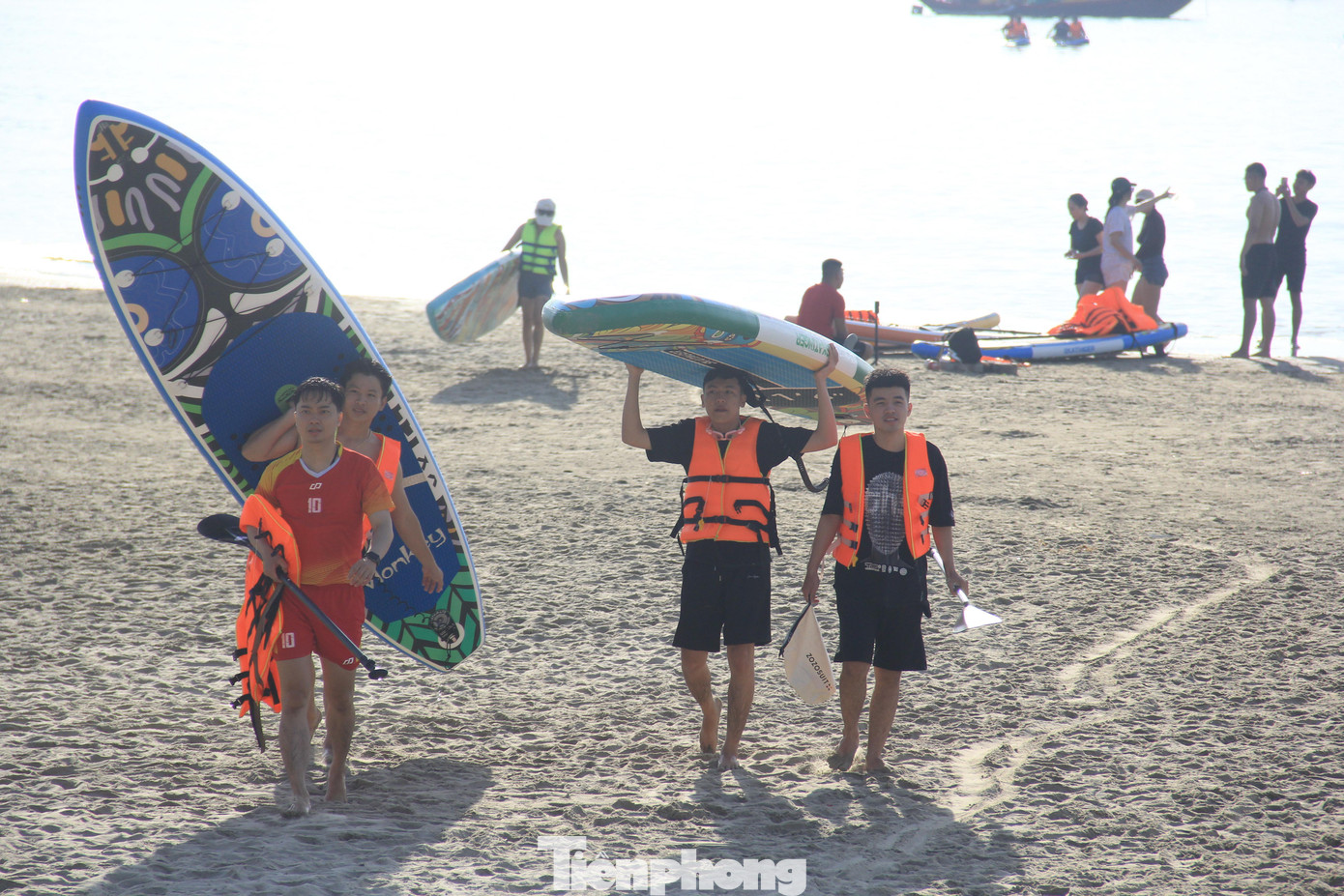 Khoảng 7h sáng, những tay chèo bắt đầu trở về. Với những người mới chơi, chèo SUP trên một tiếng đồng hồ sẽ rất mỏi.