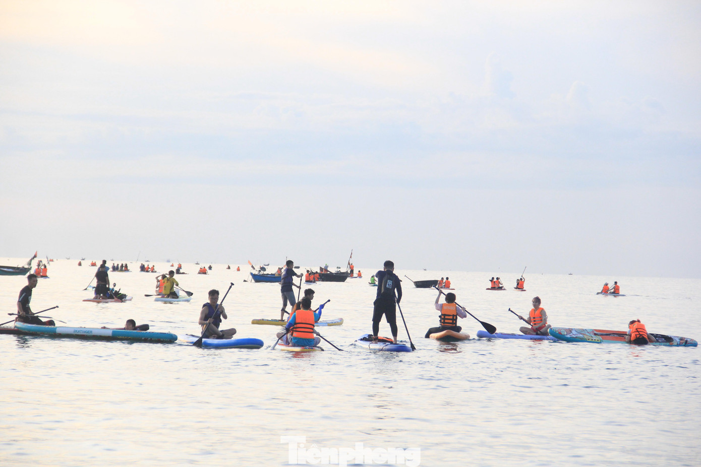 Biển mỗi lúc một ken đặc những chiếc SUP. Những tay chèo nhuần nhuyễn sẽ chèo đứng.