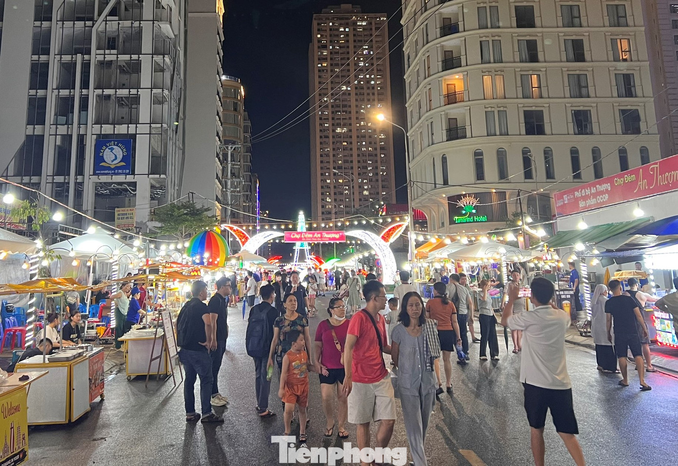 Các tuyến đường trong phố du lịch như An Thượng 1, An Thượng 2, Hoàng Kế Viêm, Trần Bạch Đằng… có hàng loạt quán xá, nhà hàng, khách sạn, dịch vụ. Đặc biệt, chợ đêm vừa mới khai trương tập trung rất nhiều quầy hàng phục vụ ăn uống. Các tuyến đường trong phố du lịch như An Thượng 1, An Thượng 2, Hoàng Kế Viêm, Trần Bạch Đằng… có hàng loạt quán xá, nhà hàng, khách sạn, dịch vụ. Đặc biệt, chợ đêm vừa mới khai trương tập trung rất nhiều quầy hàng phục vụ ăn uống.