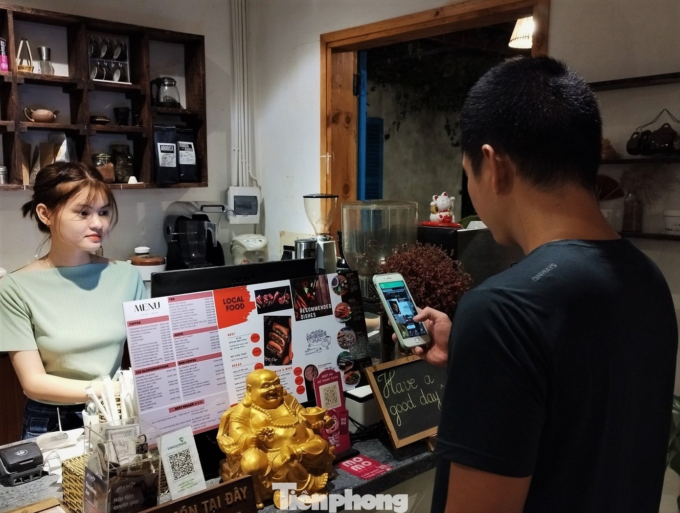 Anh Kim Vương (37 tuổi) - chủ một quán cà phê trên đường Hoàng Kế Viêm - cho hay, quán của anh có đủ tất cả các hình thức thanh toán trên, còn có thể trả qua ứng dụng ZaloPay, Momo… Anh Kim Vương (37 tuổi) - chủ một quán cà phê trên đường Hoàng Kế Viêm - cho hay, quán của anh có đủ tất cả các hình thức thanh toán trên, còn có thể trả qua ứng dụng ZaloPay, Momo…