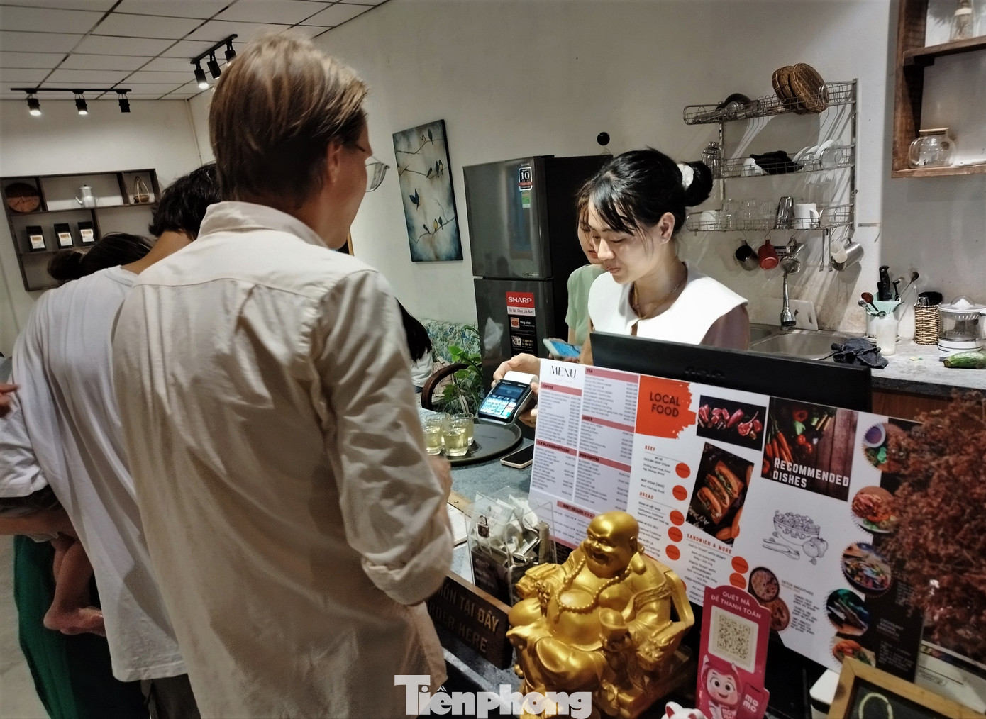 “Du khách họ tỏ ra rất hài lòng vì việc trả tiền nhanh chóng, thuận tiện. Không cần chuẩn bị tiền mặt, đợi nhận tiền trả dư, cũng chẳng lo nhầm lẫn. Nhân viên thì đỡ mất thời gian hơn với việc kiểm đếm, thống kê doanh số trong ngày”, anh Kim Vương nói. “Du khách họ tỏ ra rất hài lòng vì việc trả tiền nhanh chóng, thuận tiện. Không cần chuẩn bị tiền mặt, đợi nhận tiền trả dư, cũng chẳng lo nhầm lẫn. Nhân viên thì đỡ mất thời gian hơn với việc kiểm đếm, thống kê doanh số trong ngày”, anh Kim Vương nói.