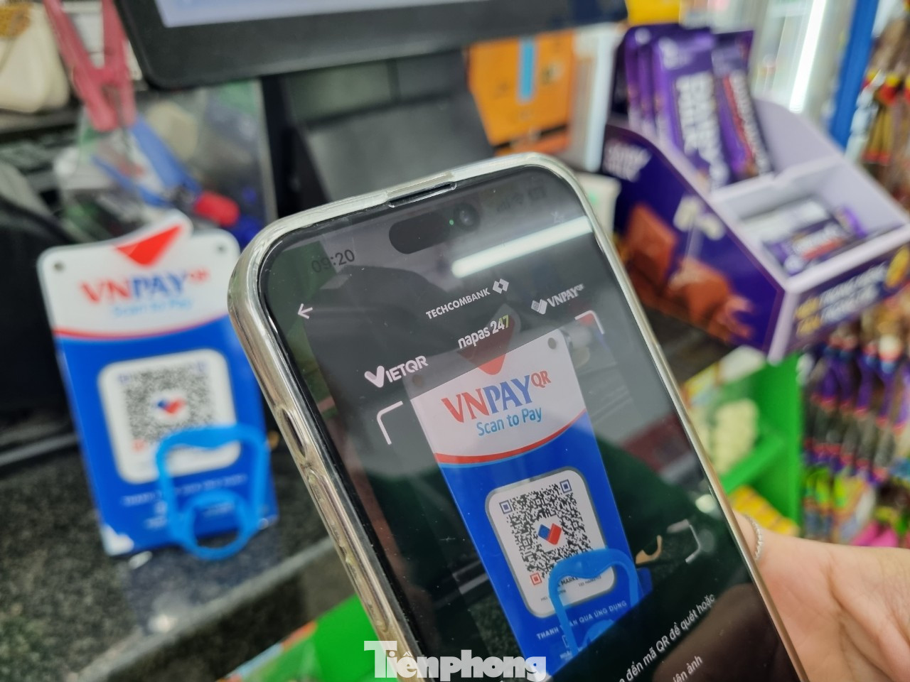 Chỉ một cái quét mã, du khách đã thanh toán xong. Chỉ một cái quét mã, du khách đã thanh toán xong.