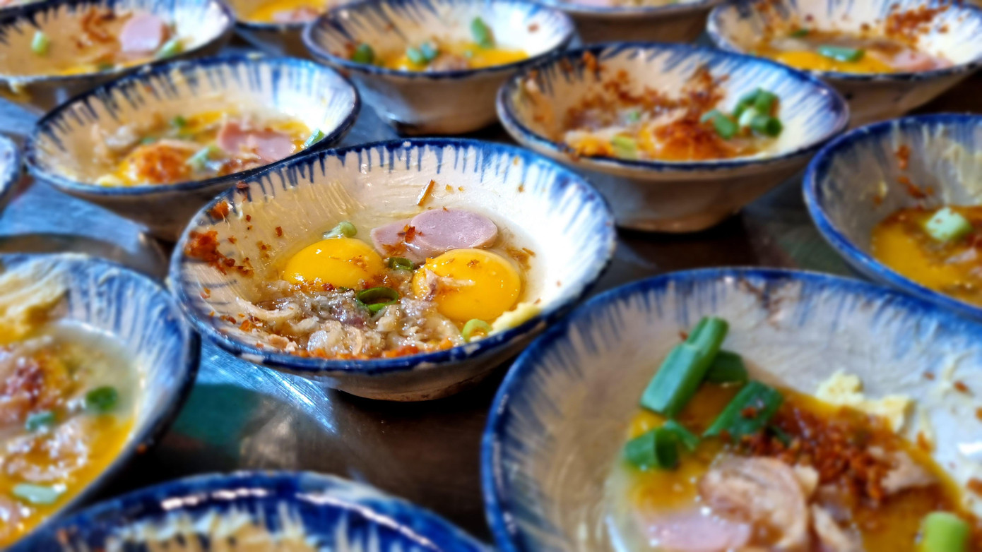 Khu chợ bán rất nhiều món ăn cho các bạn trẻ. Chợ đêm Helio nằm ngay ngã tư Phan Đăng Lưu giao đường 2/9, ở trung tâm thành phố nên rất thuận tiện di chuyển. Đặc biệt còn gần Công viên Châu Á, khu vui chơi Helio, siêu thị Lottte....