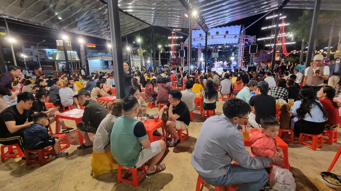 Giữa sân chợ, hàng trăm người ngồi ăn uống, hầu như lúc nào cũng kín bàn. Điều đặc biệt ở khu chợ này là du khách tự bưng bê thức ăn, nước uống, tự tìm bàn ghế ngồi và sau khi ăn xong tự dọn rác trên bàn.