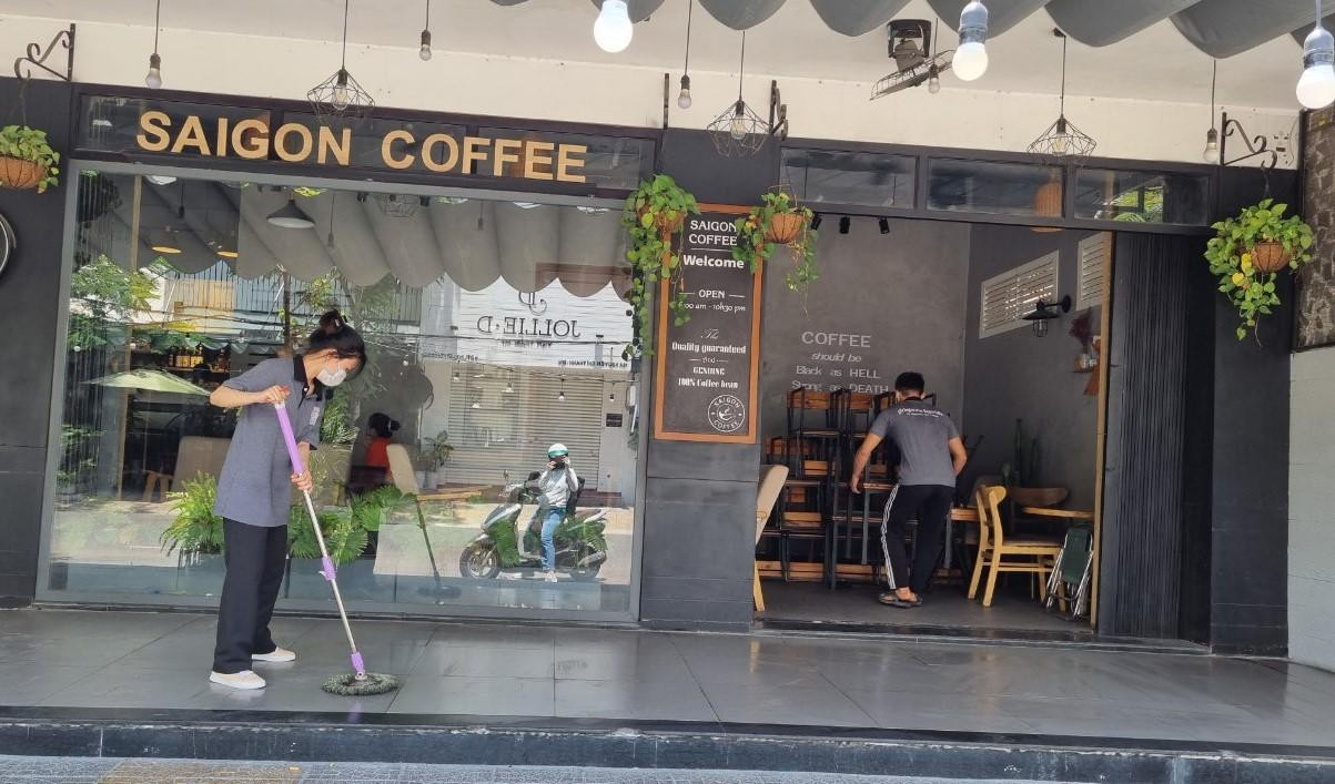 Thu xếp bàn ghế, lau dọn toàn bộ khu vực phục vụ khách tại quán. Ảnh: Thanh Trần.