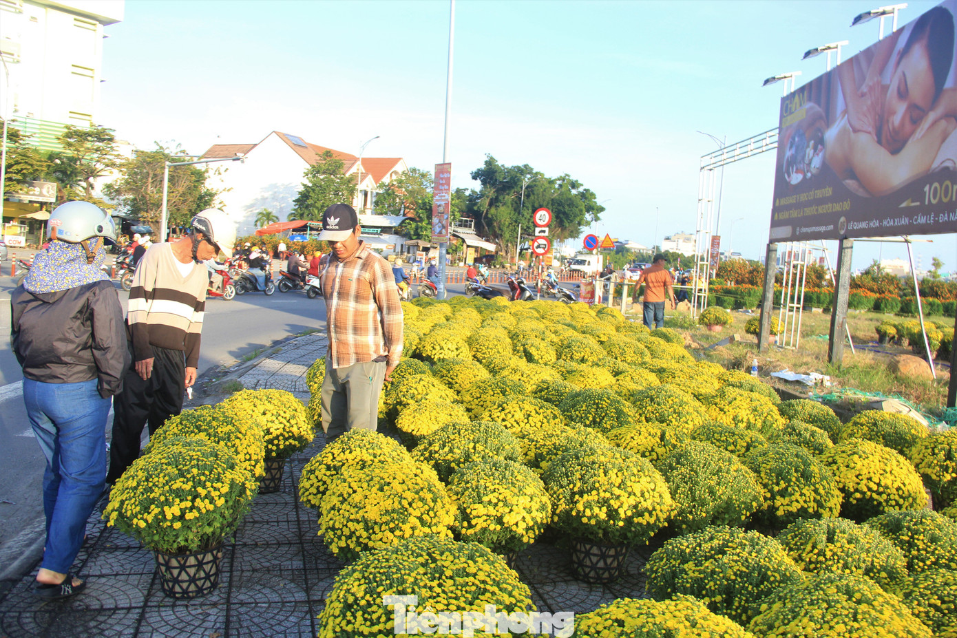 Các chủ vườn cho biết, họ đã dùng rất nhiều cách để hãm hoa nở mới giữ được những chậu đạt chuẩn. Các chủ vườn cho biết, họ đã dùng rất nhiều cách để hãm hoa nở mới giữ được những chậu đạt chuẩn.