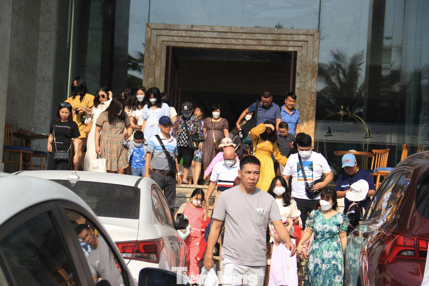 Các khách sạn tấp nập người ra vào. Ông Nguyễn Đức Quỳnh, Chủ tịch Hội khách sạn Đà Nẵng cho hay dịp lễ giỗ Tổ Hùng Vương, công suất các khách sạn đạt khoảng 60%.