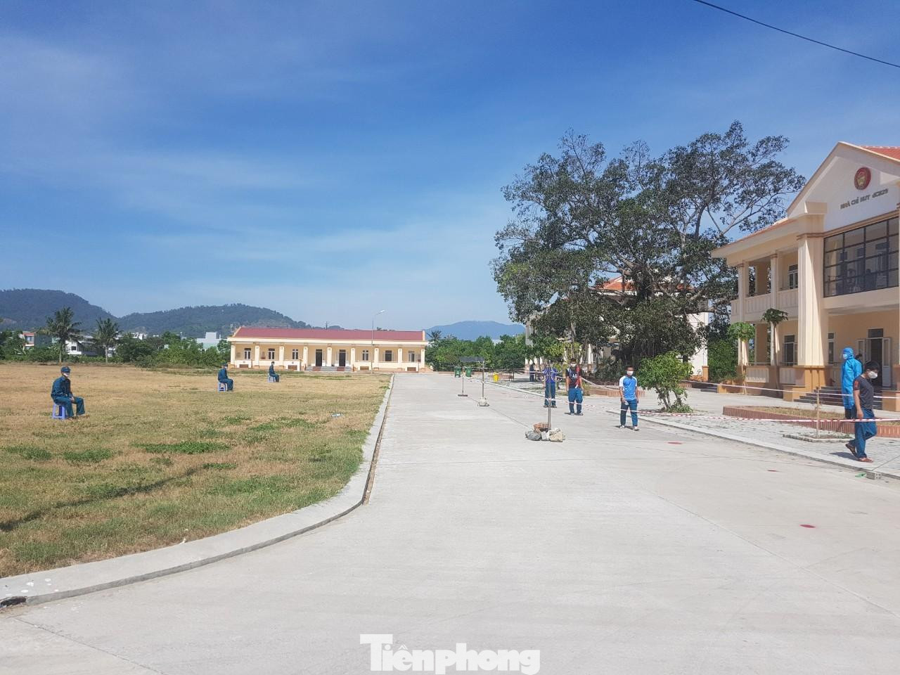 Tất cả cử tri đi bầu phải thực hiện giãn cách, di chuyển theo phân luồng.