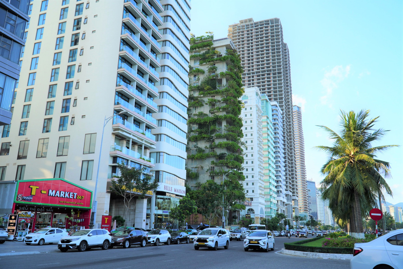 Đường Võ Nguyên Giáp tùy theo đoạn, giá đất dao động từ 120 triệu đồng đến gần 289 triệu đồng/m2. Tuyến đường ven biển này có mật độ khách sạn dày đặc, là nơi lưu trú của đông đảo du khách khi đến Đà Nẵng.