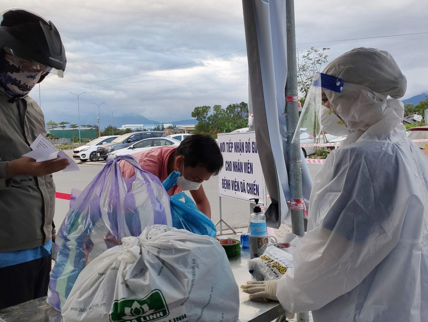 Tình nguyện viên Ngô Thị Mai Lan (quê Gia Lai) tình nguyện ở lại xuyên Tết để cùng thành phố chống dịch. Công việc chính của Lan những ngày qua là vận chuyển suất ăn, khi có thời gian rảnh, Lan lại ra trực chốt phía trước cổng. Tình nguyện viên Ngô Thị Mai Lan (quê Gia Lai) tình nguyện ở lại xuyên Tết để cùng thành phố chống dịch. Công việc chính của Lan những ngày qua là vận chuyển suất ăn, khi có thời gian rảnh, Lan lại ra trực chốt phía trước cổng.