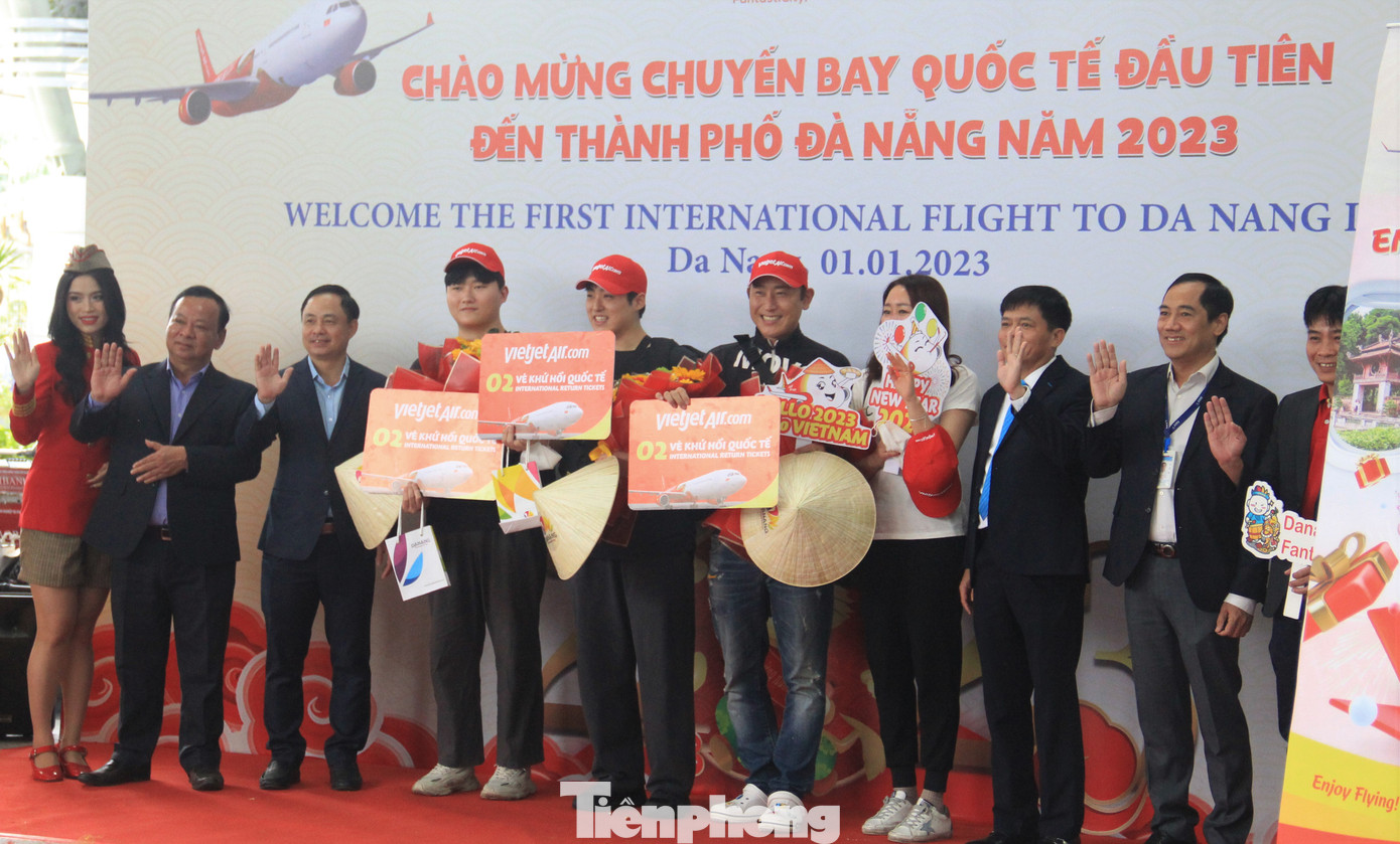 Hơn 170 hành khách từ xứ sở kim chi được đại diện lãnh đạo Sở Du lịch TP. Đà Nẵng đón tiếp nồng nhiệt, tặng hoa và quà ngay tại ga đến quốc tế.