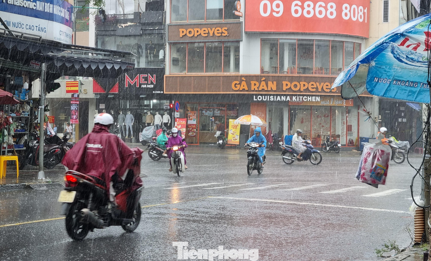 Theo Đài Khí tượng thủy văn khu vực Trung Trung Bộ, lượng mưa phổ biến từ nay đến 23/11 từ 40-80mm, có nơi hơn 100mm. Cần đề phòng xảy ra lũ quét, sạt lở đất ở vùng núi và ngập úng tại khu vực trũng, thấp.