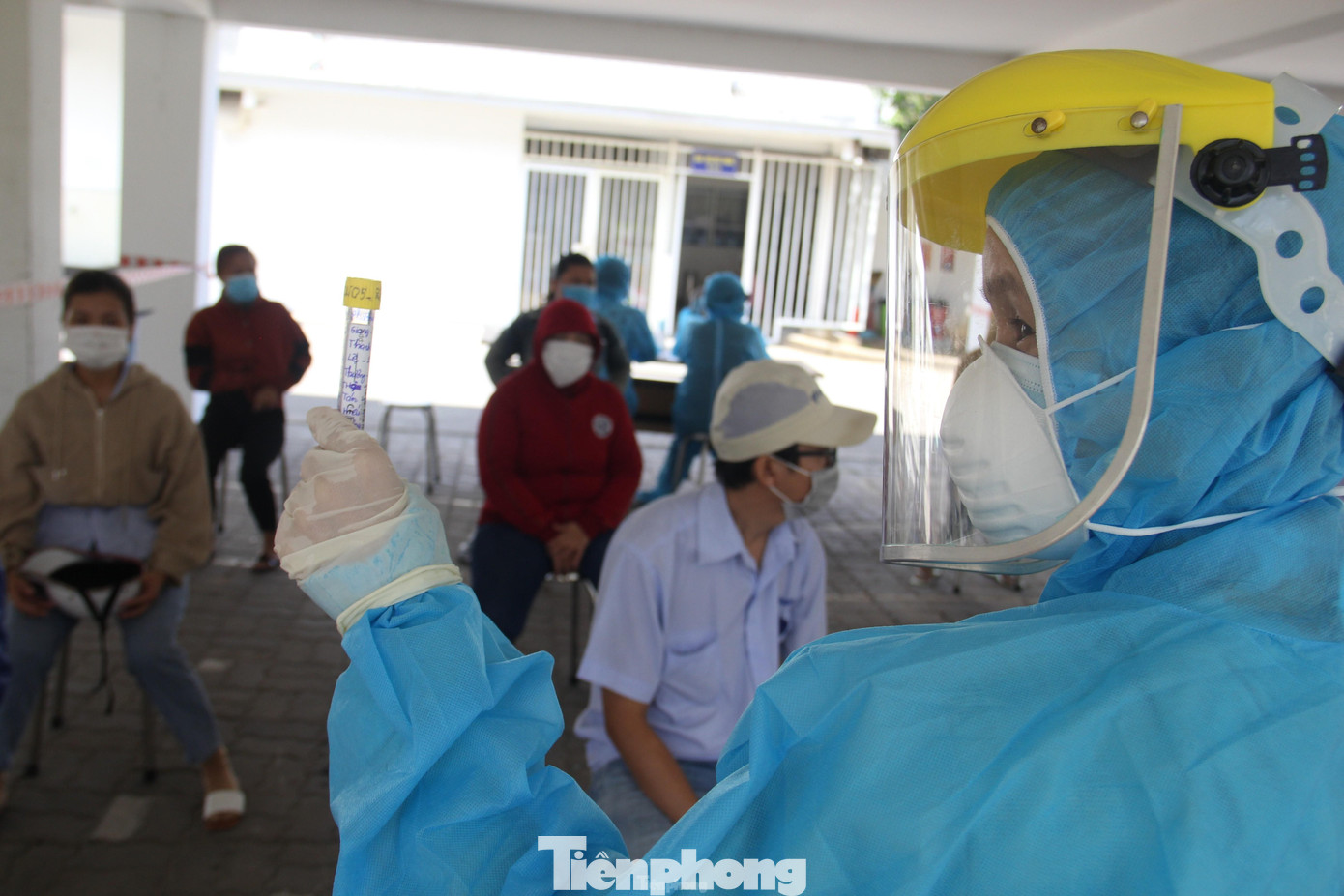 Sau ca làm, các công ty bố trí cho công nhân mỗi tốp 10 người ra lấy mẫu. Vừa đảm bảo được việc phòng dịch, vừa không ảnh hưởng tiến độ sản xuất. Ảnh: Thanh Trần. Sau ca làm, các công ty bố trí cho công nhân mỗi tốp 10 người ra lấy mẫu. Vừa đảm bảo được việc phòng dịch, vừa không ảnh hưởng tiến độ sản xuất. Ảnh: Thanh Trần.