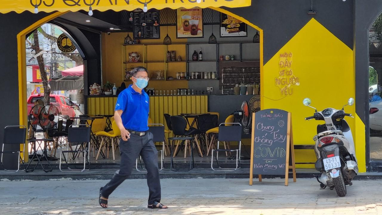 Chung tay chống dịch, các quán ăn uống chỉ bán hàng mang về. Ảnh: Thanh Trần.
