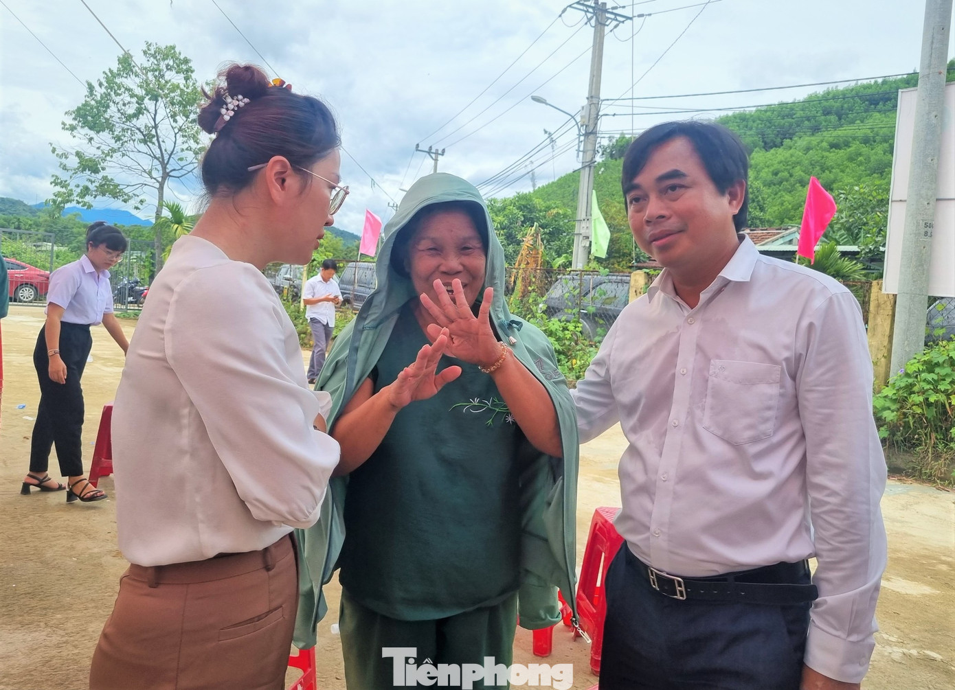 Ông Tô Văn Hùng động viên bà con thôn Nam Yên cho các cháu đến trường tại buổi đối thoại ngày 10/9. (Ảnh: Thanh Trần).