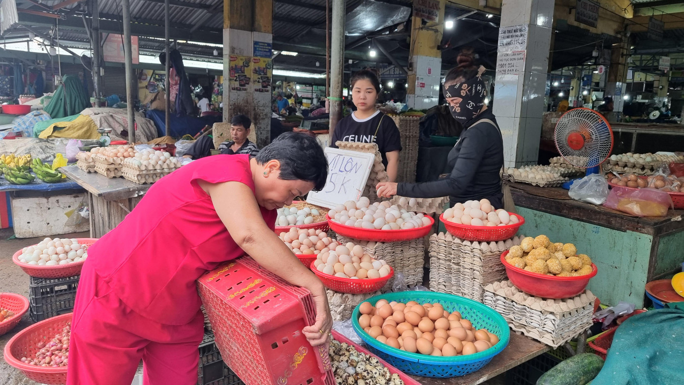 Trong khi đó, tại chợ Cẩm Lệ, các mặt hàng thực phẩm đắt khách. Tiểu thương cho hay khách rất đông nhưng không hề tăng giá.