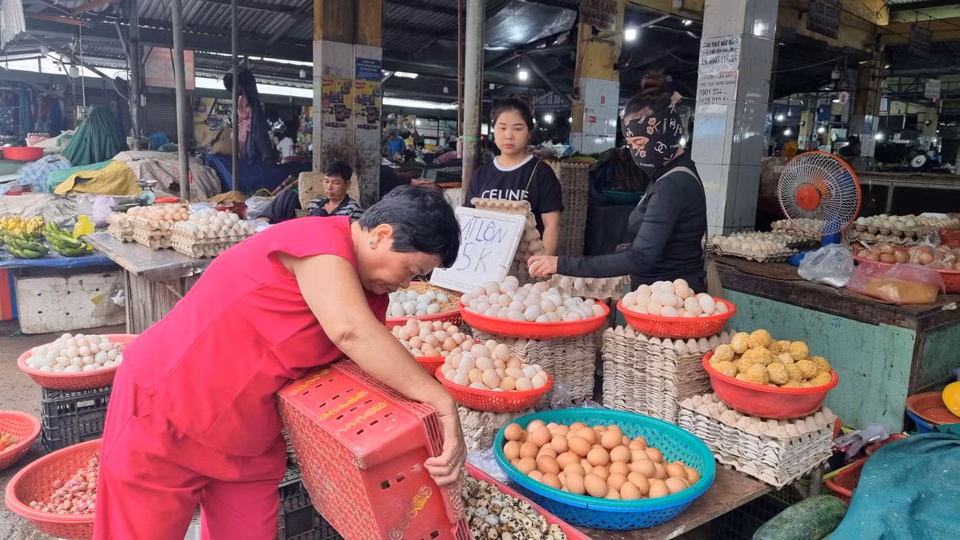 Trong khi đó, tại chợ Cẩm Lệ, các mặt hàng thực phẩm đắt khách. Tiểu thương cho hay khách rất đông nhưng không hề tăng giá.