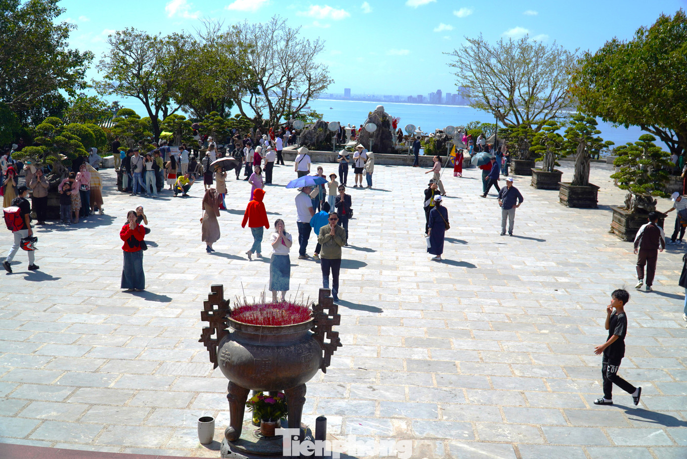 Đứng từ sân chùa có thể nhìn bao quát cảnh biển, núi và thành phố. Anh Edward (Mỹ) bày tỏ bất ngờ khi chùa mang đến view ngắm cảnh cực kỳ đẹp. &quot;Tôi đã chụp nhiều ảnh ở đây vì quang cảnh quá đẹp, nhiều mảng xanh, không khí quá trong lành&quot;, anh đánh giá.