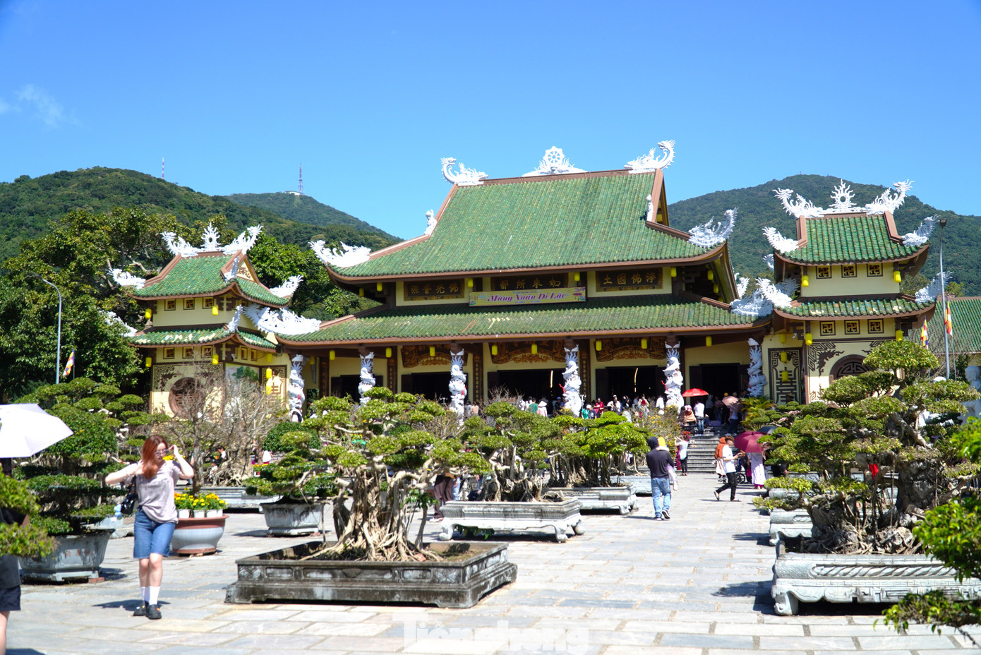 Chùa Linh Ứng xây dựng trên khu đất rộng 12 ha ở bán đảo Sơn Trà, được xem là ngôi chùa lớn nhất ở thành phố Đà Nẵng cả về quy mô cũng như kiến trúc nghệ thuật. Trong dịp Tết, mỗi ngày chùa đón hàng nghìn người dân và du khách.