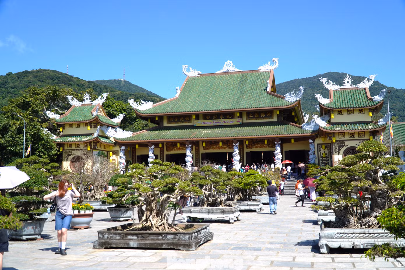 Chùa Linh Ứng xây dựng trên khu đất rộng 12 ha ở bán đảo Sơn Trà, được xem là ngôi chùa lớn nhất ở thành phố Đà Nẵng cả về quy mô cũng như kiến trúc nghệ thuật. Trong dịp Tết, mỗi ngày chùa đón hàng nghìn người dân và du khách.