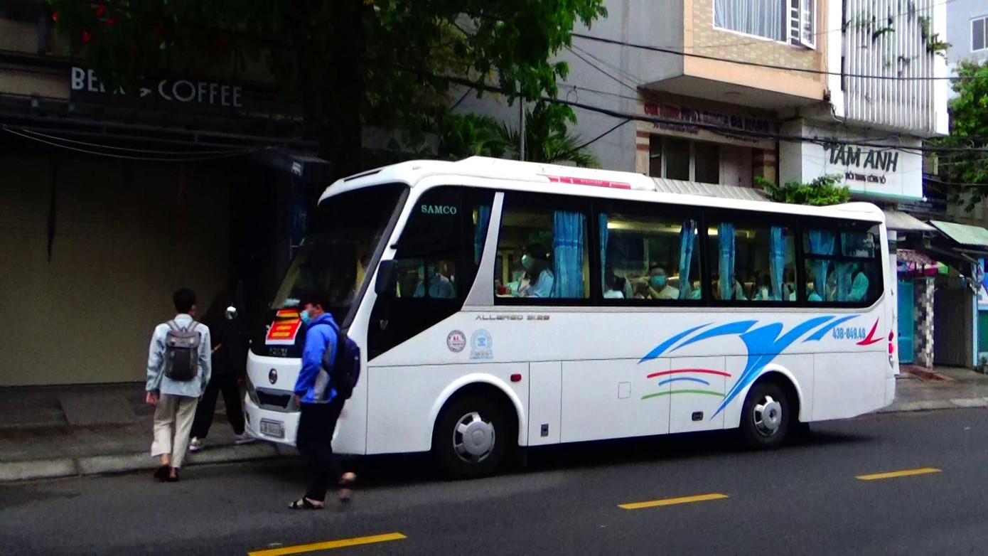 Thí sinh khu vực phong tỏa Hoàng Hoa Thám - Lê Duẩn - Lý Thái Tổ lên xe đến trường thi.