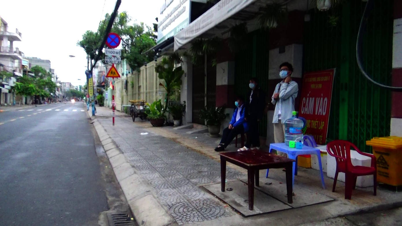 Các thí sinh ở khu vực cách ly y tế đứng đợi xe trước K62 Hoàng Hoa Thám sáng sớm 7/7.