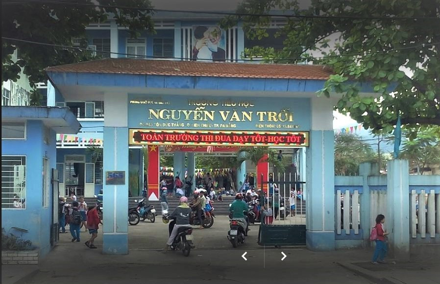 Vụ việc xảy ra trước cổng trường Tiểu học Nguyễn Văn Trỗi khiến học sinh, phụ huynh lo lắng.