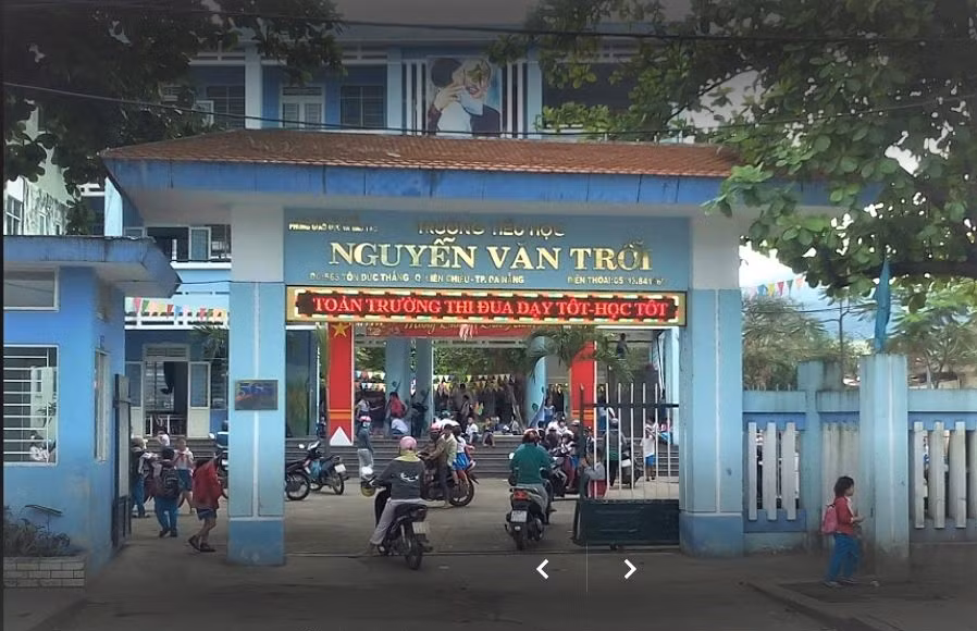 Vụ việc xảy ra trước cổng trường Tiểu học Nguyễn Văn Trỗi khiến học sinh, phụ huynh lo lắng.