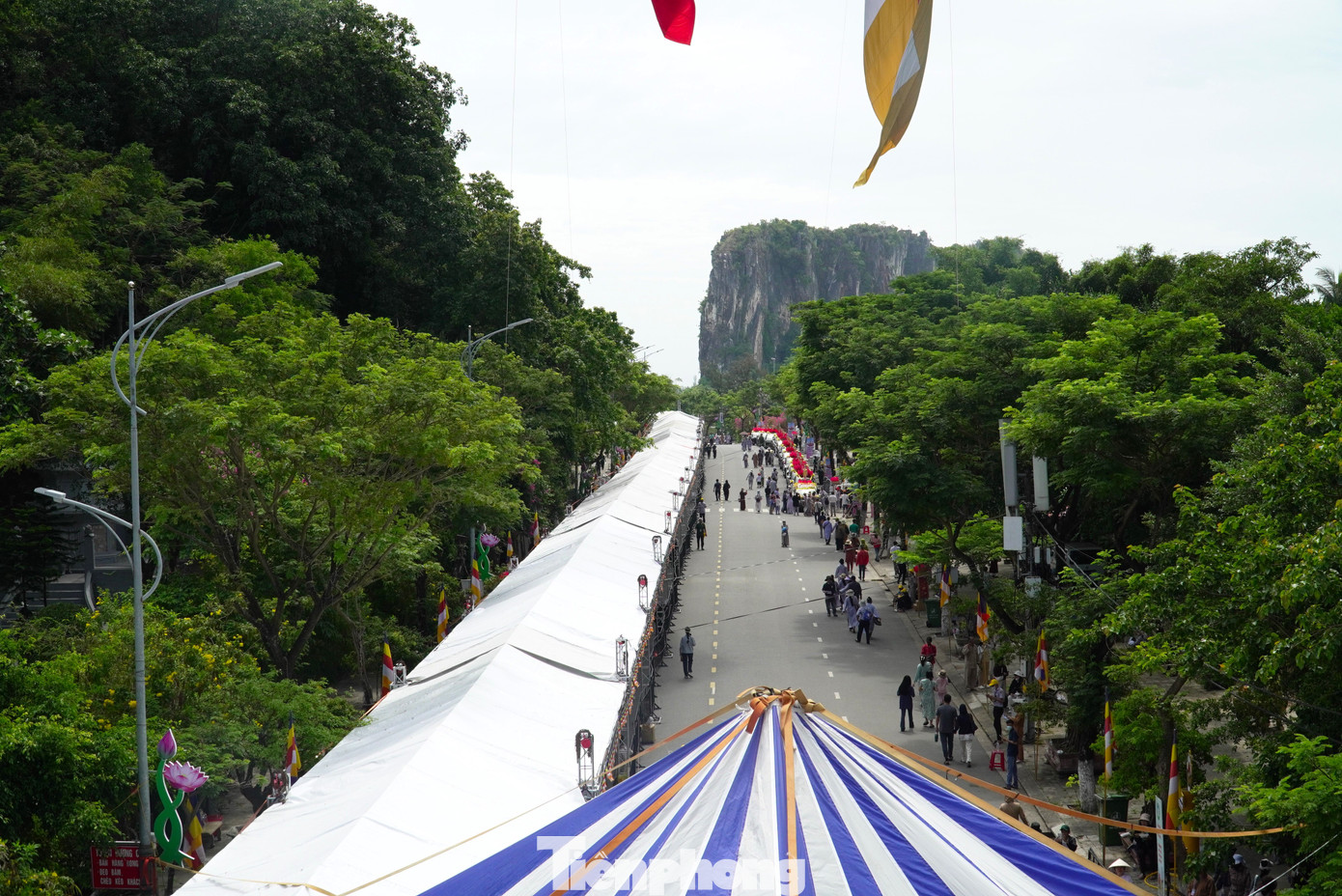 Con đường dẫn vào chùa dài hàng trăm mét được che mát để đón người dân, phật tử. Ngoài ra, hàng trăm tình nguyện viên có mặt trên để quạt mát, gửi bánh, nước giải khát cho người dân đến chiêm bái.