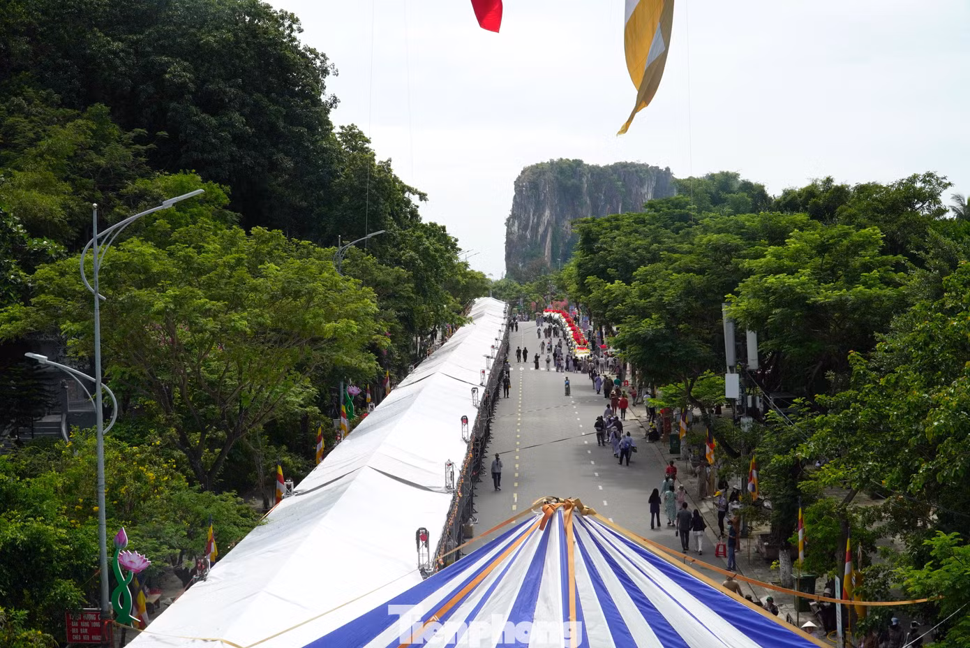 Con đường dẫn vào chùa dài hàng trăm mét được che mát để đón người dân, phật tử. Ngoài ra, hàng trăm tình nguyện viên có mặt trên để quạt mát, gửi bánh, nước giải khát cho người dân đến chiêm bái.