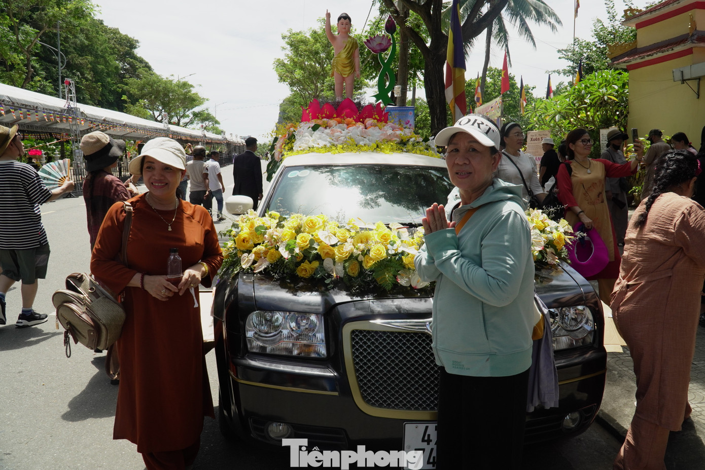 Người dân chụp ảnh với đoàn xe cung rước xá lợi.