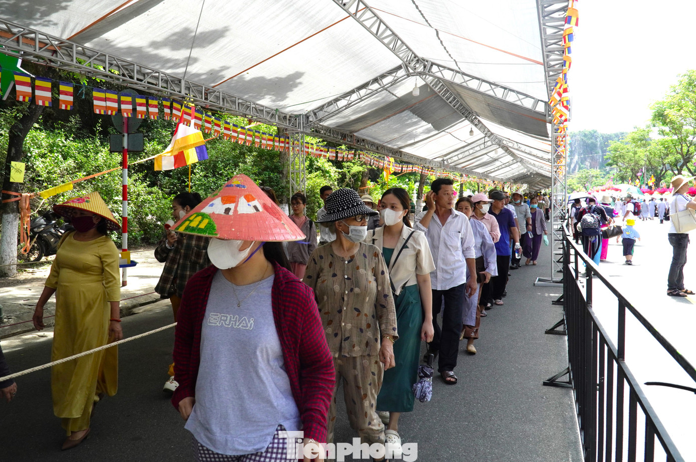 Dòng người vẫn nối tiếp nhau vào chiêm bái xá lợi. Dự kiến, từ nay đến 2/6 sẽ đón vài triệu lượt người đến chùa Quán Thế Âm.