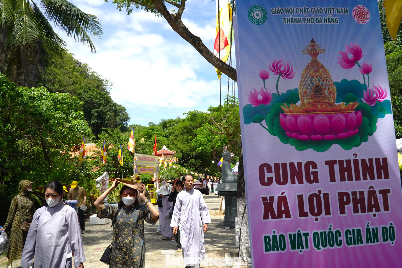 Ngoài người dân Đà Nẵng, có rất đông người dân từ các tỉnh thành miền Trung, Tây Nguyên đổ về chùa. Bà Mai Thị Hồng (quê Quảng Trị) cho hay cả gia đình bà đã đi 200km vào Đà Nẵng để tận mắt thấy xá lợi, nguyện cầu an bình, sức khỏe.