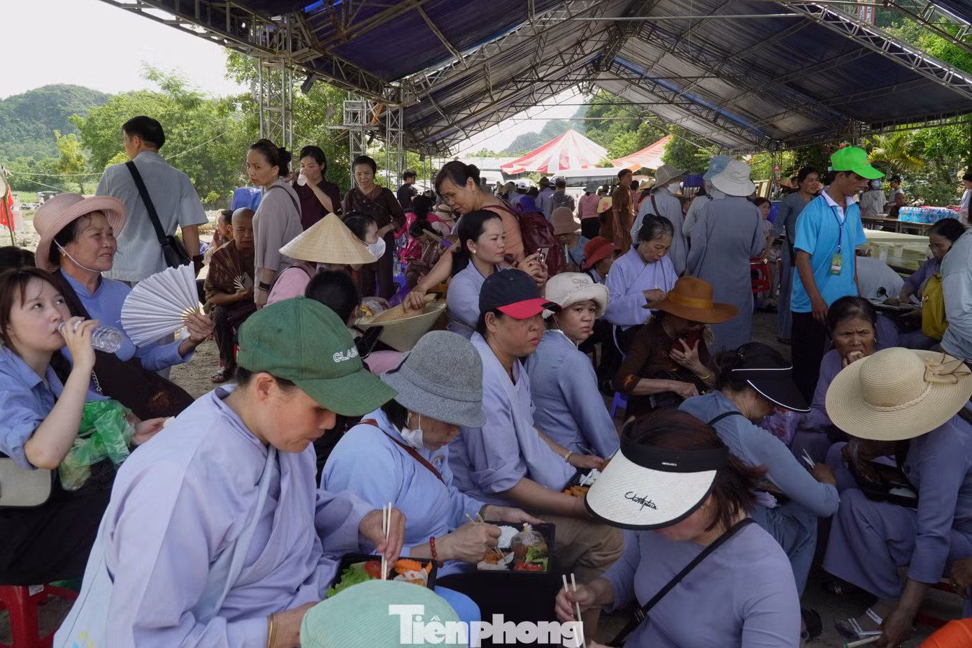 Khu vực nghỉ chân, ăn uống đón hàng ngàn người sau khi chiêm bái. Nhiều người cho hay sẽ đến chiêm bái xá lợi thêm vài lần nữa, trước khi xá lợi được cung rước về nước. Đà Nẵng là nơi cung đón xá lợi Phật cuối cùng ở Việt Nam. Sau khi tôn trí ở chùa Quán Thế Âm, xá lợi Phật sẽ được cung rước về Ấn Độ vào ngày 2/6.