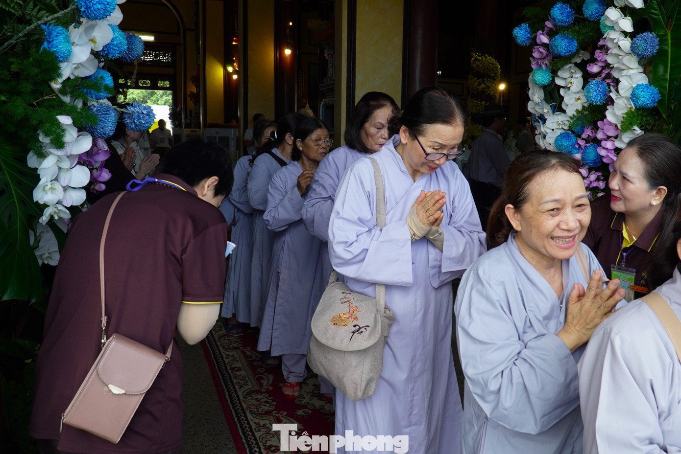 Người dân xúc động, mãn nguyện khi được chiêm bái, tận mắt thấy xá lợi. “Chúng tôi đón xe từ Đắk Lắk xuống đây từ đêm qua, sáng nay đã xếp hàng thật sớm vào chiêm bái xá lợi. Đây là phước duyên rất lớn”, chị Nguyễn Thị Thủy (quê Đắk Lắk) chia sẻ.
