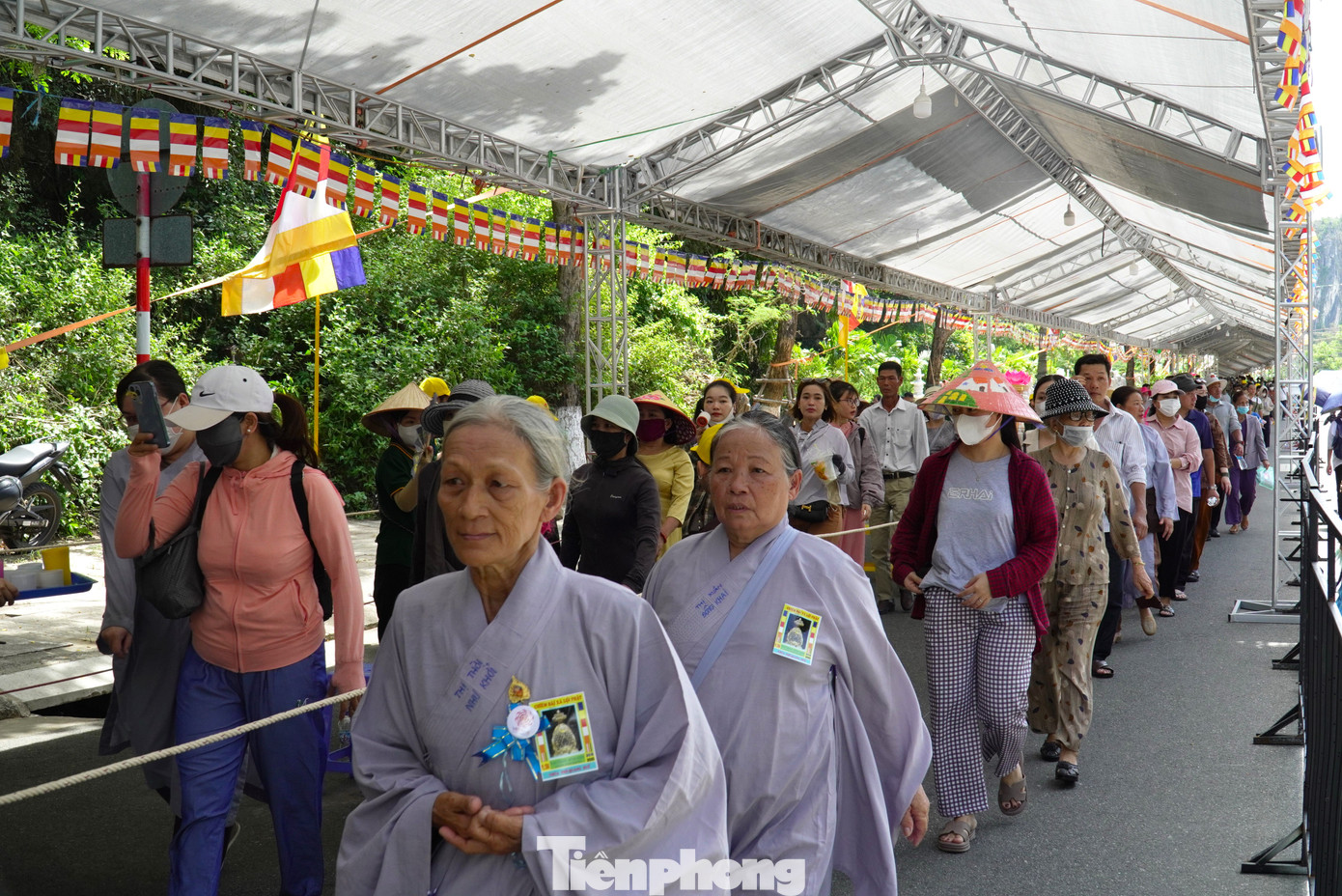 Dù thời tiết nắng to, nóng bức, dòng người vẫn kiên nhẫn xếp hàng, chờ đợi để lên chùa Quán Thế Âm, nơi tôn trí xá lợi. Ảnh: Thanh Hiền.