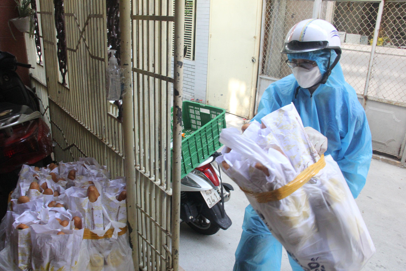 Ông Nguyễn Minh Thương, Giám đốc siêu thị Lotte Mart cho biết những ngày gần đây, đơn hàng từ các tổ dân phố chuyển lên bắt đầu tăng cao (ngày 22/8 hơn 700 đơn) do thực phẩm dự trữ của bà con vơi dần. Siêu thị đã đăng ký thêm 30 shipper để phục vụ giao hàng.