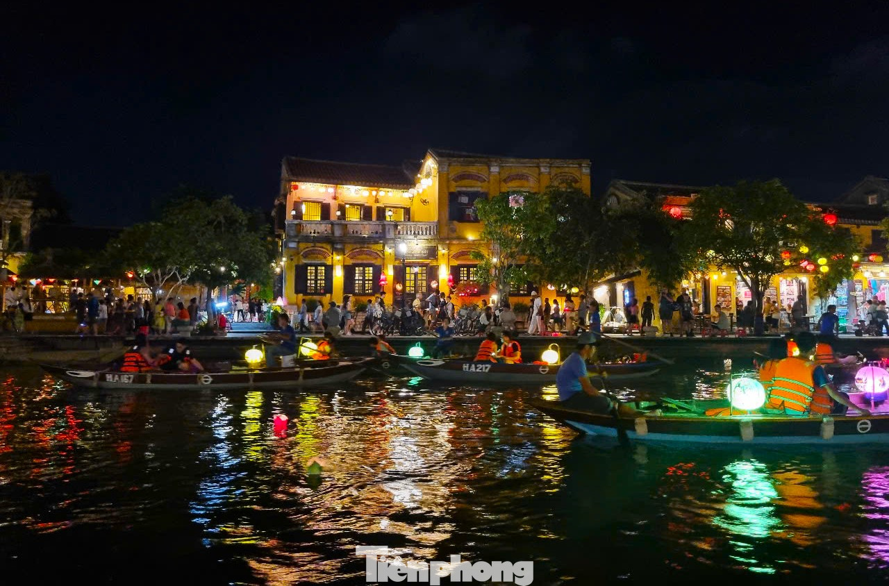 Sông Hoài uốn lượn giữa lòng Hội An. Mỗi đêm, những chuyến thuyền đưa hàng ngàn du khách thưởng ngoạn phố cổ lung linh, yên bình. Sông Hoài uốn lượn giữa lòng Hội An. Mỗi đêm, những chuyến thuyền đưa hàng ngàn du khách thưởng ngoạn phố cổ lung linh, yên bình.