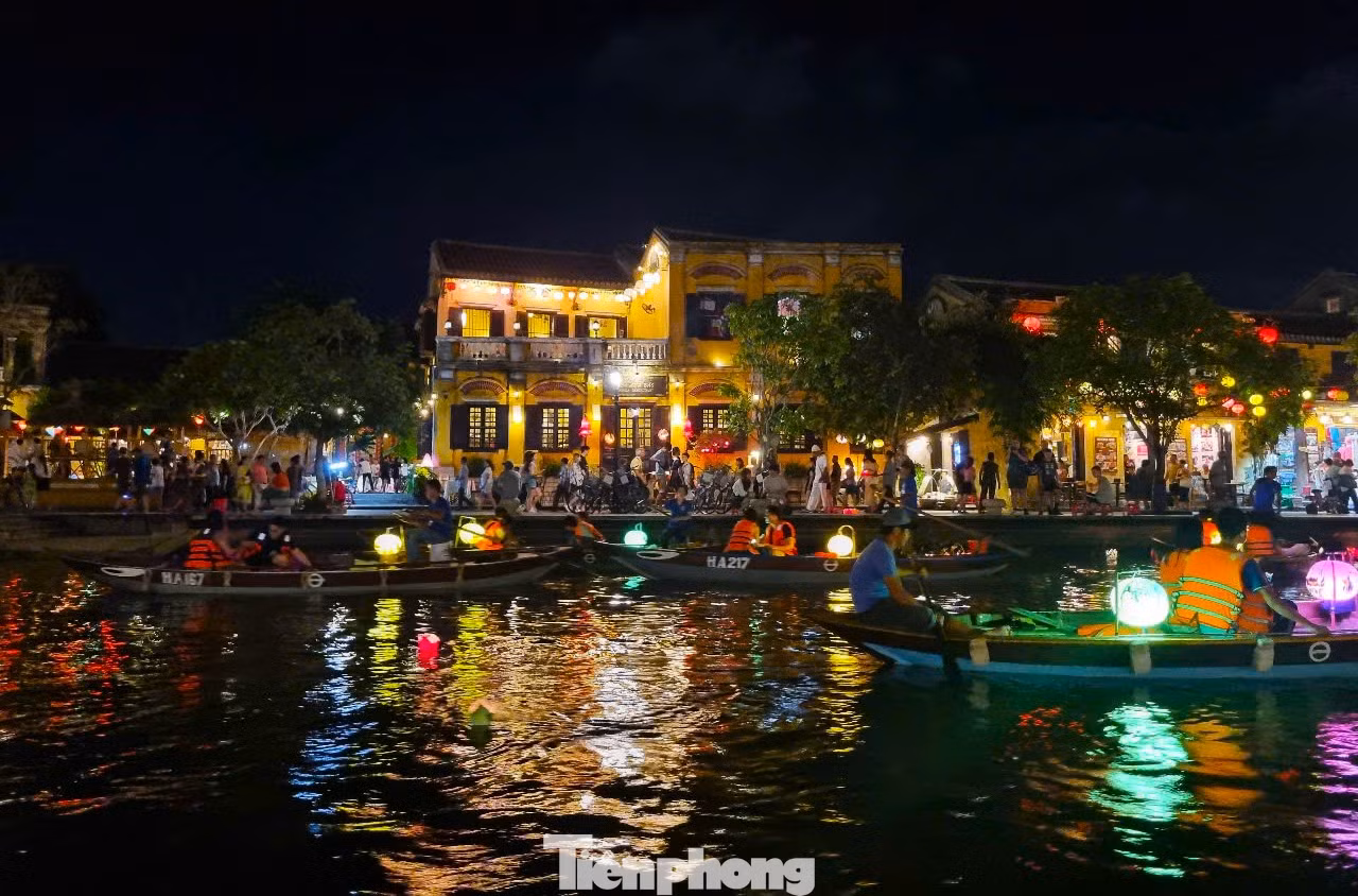 Sông Hoài uốn lượn giữa lòng Hội An. Mỗi đêm, những chuyến thuyền đưa hàng ngàn du khách thưởng ngoạn phố cổ lung linh, yên bình.